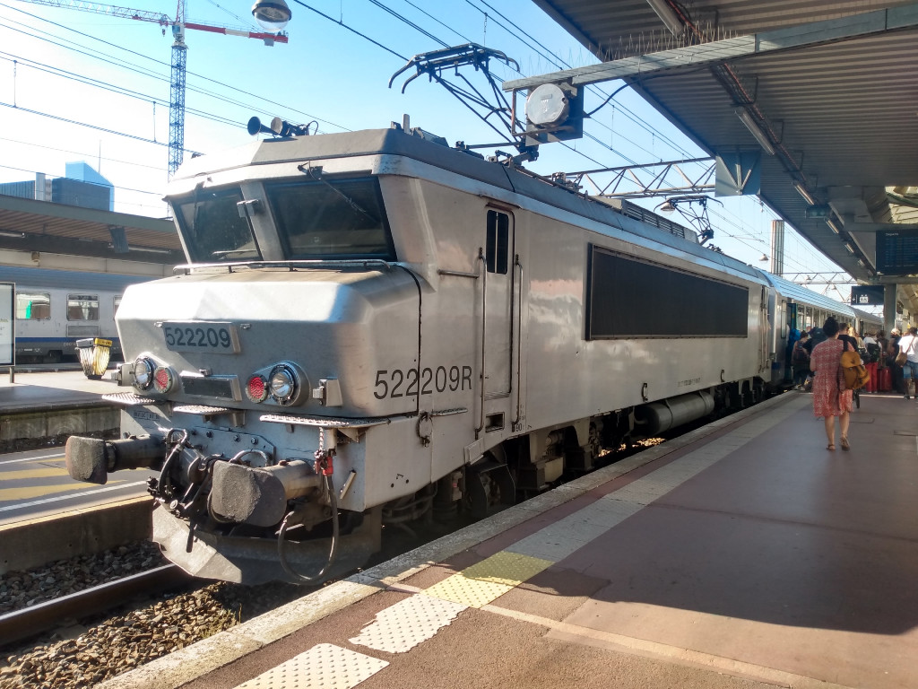 SNCF 522209 with one of a kind paint job